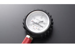 我總是把輪胎氣壓調到比車輛標定的低一點，這樣操控起來感覺更好。這有什麼問題嗎？圖片